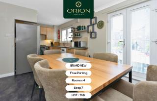 LUXE Townhouse - 4 Rooms, Fully Equipped, HOT-TUB, Games Room, EV Power Point, Centrally Located, Newly Renovated, LONGER STAYS and REDUCED PRICES Only by Visiting Orion Short Stays - Dundee - 4