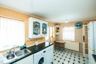 3-Bed City Retreat - Sleeps 7 Garden & Parking - Manchester - 5