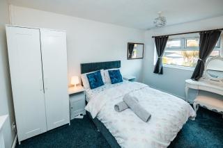3-Bed City Retreat - Sleeps 7 Garden & Parking - 4