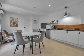 Central 1-Bed Adelaide Apartment with Balcony - Adelaide - 8