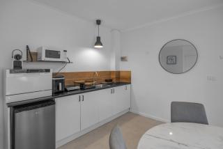 Central 1-Bed Adelaide Apartment with Balcony - Adelaide - 5