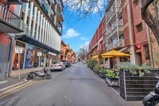 Central 1-Bed Adelaide Apartment with Balcony - Adelaide - 6