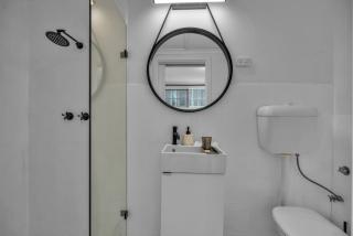 Central 1-Bed Adelaide Apartment with Balcony - Adelaide - 3