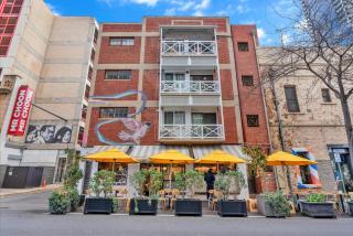 Central 1-Bed Adelaide Apartment with Balcony - Adelaide - 1
