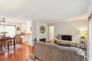 Parking,2bd,2bth,WIFI,Smart TVs,Walk to Food, Fun - Long Beach - 0