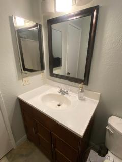 Parking,Pet,2bd,2b,WIFI,Smart TVs,Walk to Food,Fun - Long Beach - 9
