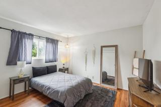 Parking,Pet,2bd,2b,WIFI,Smart TVs,Walk to Food,Fun - Long Beach - 8