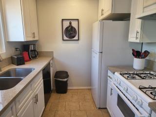 Parking,Pet,2bd,2b,WIFI,Smart TVs,Walk to Food,Fun - Long Beach - 4