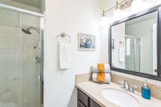Parking,Pet,2bd,2b,WIFI,Smart TVs,Walk to Food,Fun - Long Beach - 3