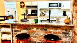 Stylish 4BR Retreat in Cypress - King Bed -Fireplace -Outdoor Patio - TVs in 4 Rooms - Hot Wells - 9