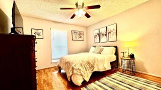 Stylish 4BR Retreat in Cypress - King Bed -Fireplace -Outdoor Patio - TVs in 4 Rooms - Hot Wells - 7