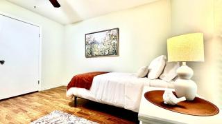 Stylish 4BR Retreat in Cypress - King Bed -Fireplace -Outdoor Patio - TVs in 4 Rooms - Hot Wells - 6