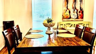 Stylish 4BR Retreat in Cypress - King Bed -Fireplace -Outdoor Patio - TVs in 4 Rooms - Hot Wells - 5