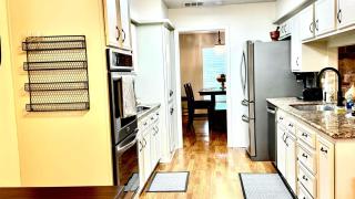 Stylish 4BR Retreat in Cypress - King Bed -Fireplace -Outdoor Patio - TVs in 4 Rooms - Hot Wells - 3