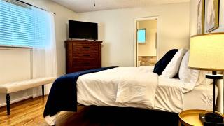 Stylish 4BR Retreat in Cypress - King Bed -Fireplace -Outdoor Patio - TVs in 4 Rooms - Hot Wells - 1