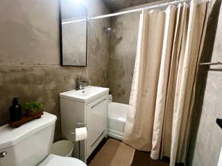 Cozy Upper Beaches Apartment - Toronto - 3
