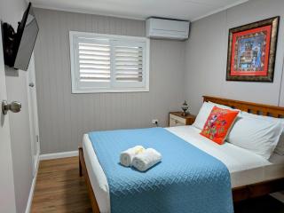 Cute Cottage - 2 Bedrooms - City & Strand Beach Location - Townsville - 3