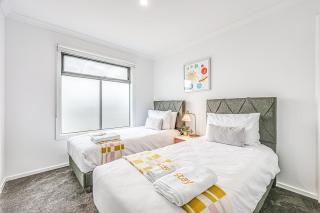 StayAU Fresh Modern 4BR Retreat Netflix in Berwick - 1