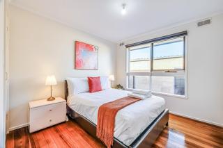 StayAU Newly Modern Comforts 3BRM Home Cranbourne - Cranbourne - 3