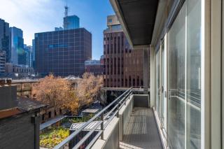 Cozy Apartment in Melbourne's Trendy District - 2