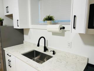 New and Modern 1 bedroom suite near beach - Surrey - 5