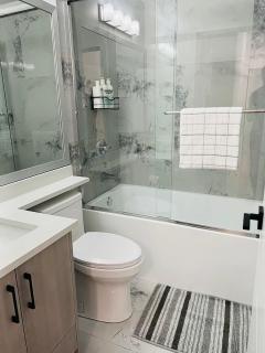 New and Modern 1 bedroom suite near beach - 3