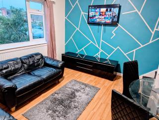 Large 5-BR House, Driveway, Garden, 2 Baths - Northampton - 1
