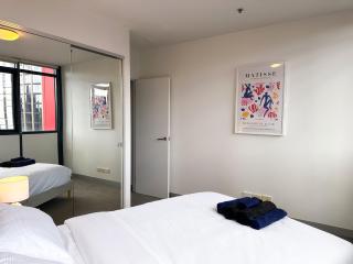 Modern 2 Bedroom and 2 Bathroom Apartment with Free Parking in Southbank - 3