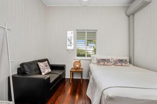 Charming Queenslander Retreat in Leafy Mundingburra - Private Upstairs Stay - 8