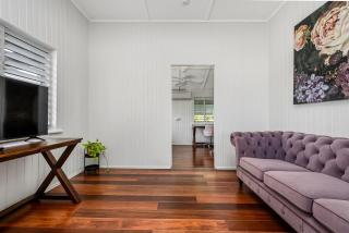 Charming Queenslander Retreat in Leafy Mundingburra - Private Upstairs Stay - 2