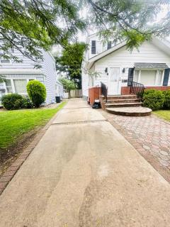 Spacious 4-Bd House with Parking - Lynbrook - 7