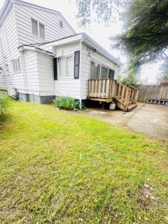 Spacious 4-Bd House with Parking - Lynbrook - 5