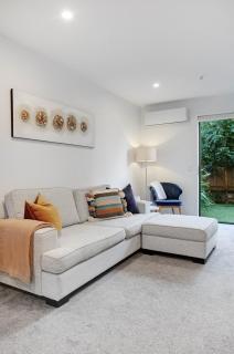 Chic Te Atatū Gem - Modern 2BR Townhouse - Auckland - 6