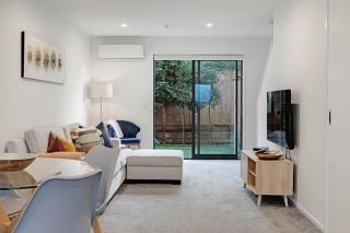 Chic Te Atatū Gem - Modern 2BR Townhouse - Auckland - 5
