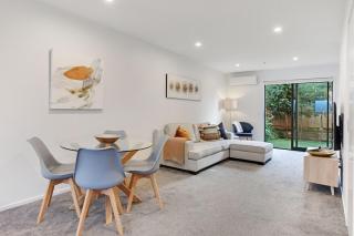 Chic Te Atatū Gem - Modern 2BR Townhouse - Auckland - 1