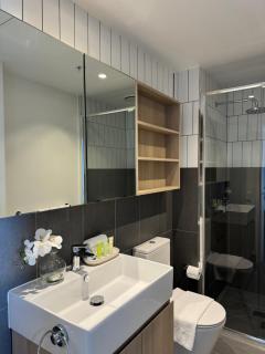 Private Apartment Prime Chic Escape with Balcony Views Pool Gym Parking - Melbourne - 8