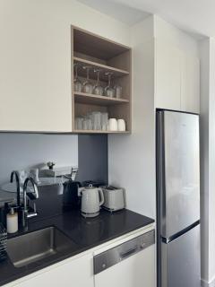 Private Apartment Prime Chic Escape with Balcony Views Pool Gym Parking - Melbourne - 7