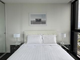 Private Apartment Prime Chic Escape with Balcony Views Pool Gym Parking - Melbourne - 6