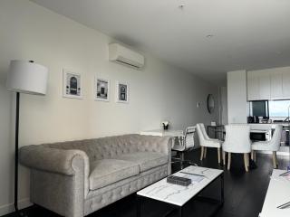 Private Apartment Prime Chic Escape with Balcony Views Pool Gym Parking - Melbourne - 0