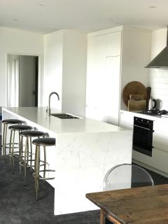 Sunny Modern Family Home - Queenstown - 0