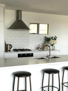Sunny Modern Family Home - Queenstown - 9