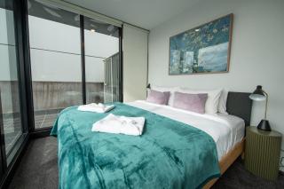 Private Apartment Stylish Penthouse Oasis Near Royal Park including Parking - 3