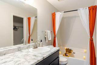 Spacious Home for Large Groups - PS5, Arcade, Gameroom - Arlington - 1