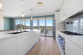 Charming 5-Bedroom Home with Stunning Water Views - Sidney - 7