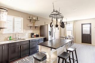 Chic Spacious with Piano, Grill, Hammock, Backyard Bliss, near Stables in Fort Worth - Fort Worth - 3
