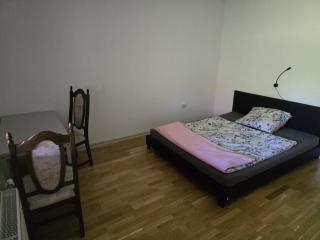 3 Bad Ground Floor Flat - - 4