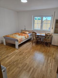 3 Bad Ground Floor Flat - - 5