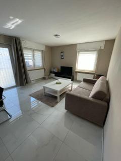 Holiday Apartment in Karben mit Parkplatz direkt vor der Wohnung-15min von Frankfurt, 25min bis Flughafen-self check in - Karben - 0
