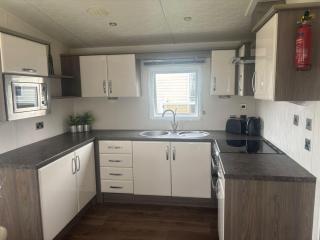 Caravan With Stunning Sea Views At Broadland Sands Holiday Park Ref 20274Bs - Hopton on Sea - 3