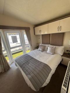 Caravan With Stunning Sea Views At Broadland Sands Holiday Park Ref 20274Bs - 2
